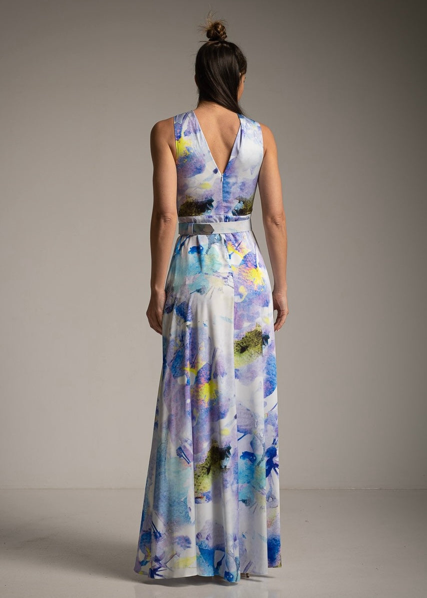 Long dress with neckline and belt with pearl detail