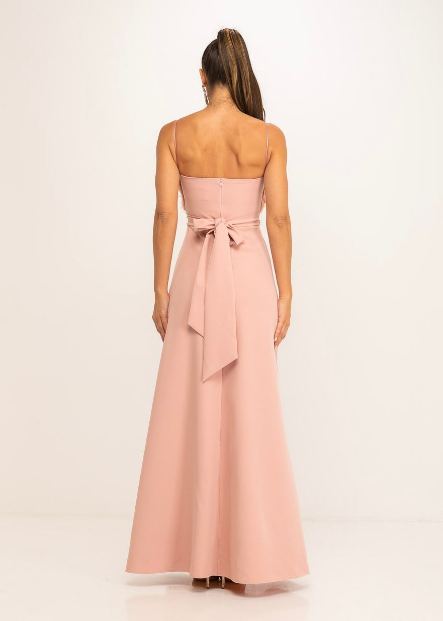 Vestido longo rosa com plumas e cinto