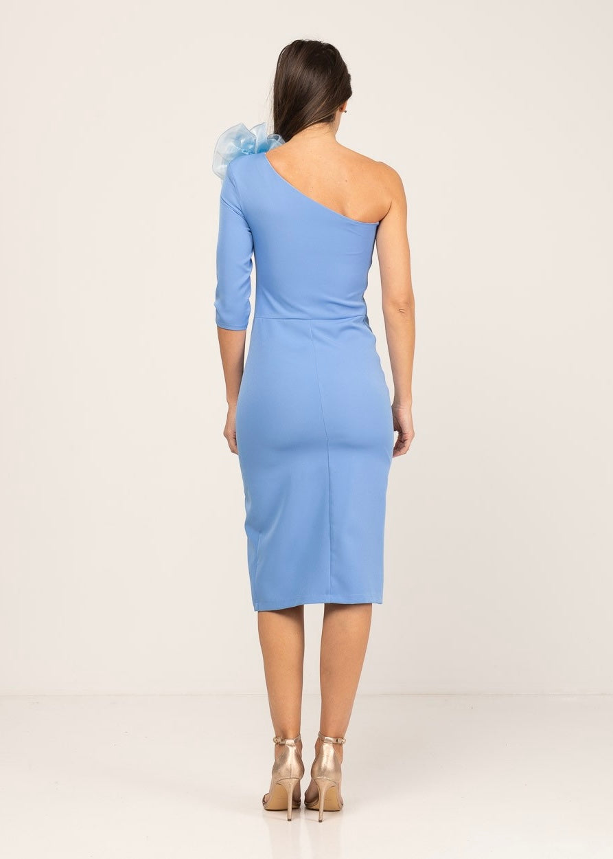 Vestido midi azul assimétrico com abertura lateral e detelhe de flor