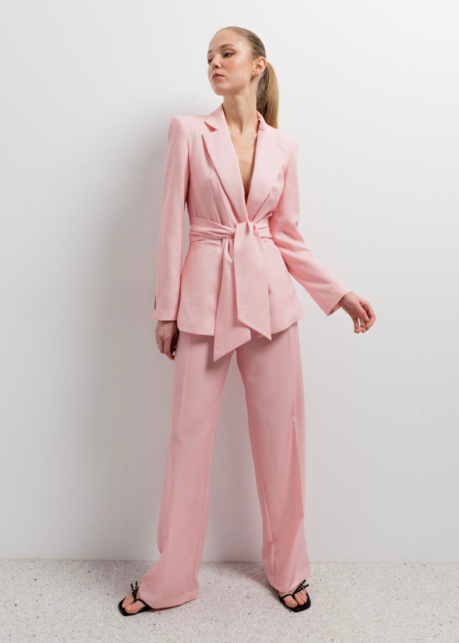 Conjunto rosa blazer e calças com cinto