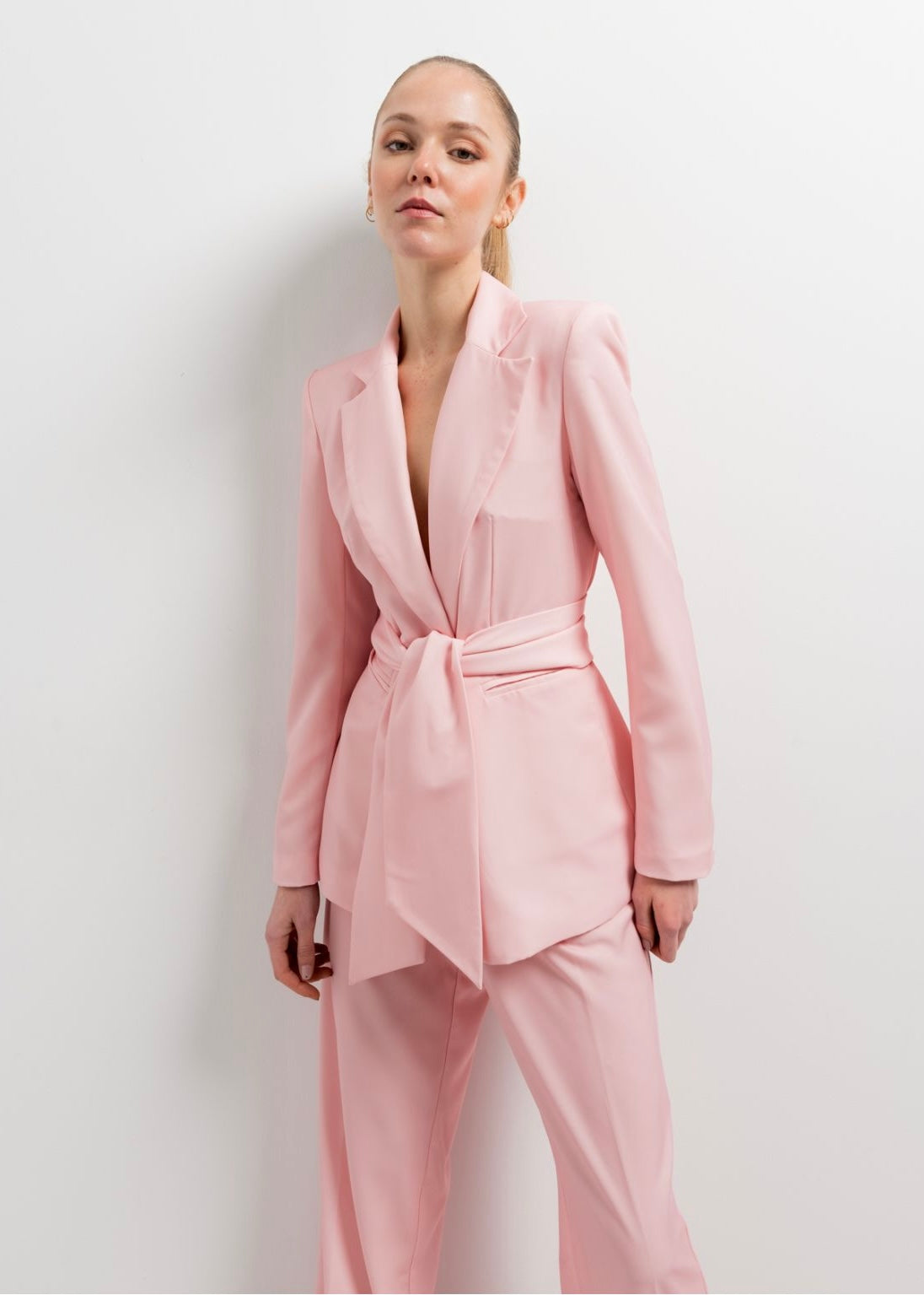 Conjunto rosa blazer e calças com cinto